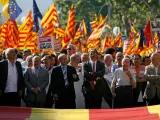 Cabecera de la manifestación de este sábado en Barcelona, con Montilla en el centro y rodeado de cargos y ex cargos políticos catalanes.