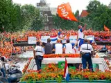 Los jugadores de la selección holandesa son aclamados por miles de fans vestidos de naranja a su paso en barco por los canales de la ciudad de Amsterdam.