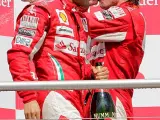 El piloto español Fernando Alonso (d), de Ferrari, y su compañero de equipo, Felipe Massa (i) celebran en el podio tras la carrera del Gran Premio de Alemania de Fórmula Uno.