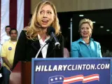 Chelsea Clinton habla después de que su madre ofreciera un discurso en Florida. (REUTERS)