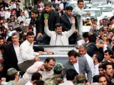 Ahmadinejad, arropado por sus seguidores en Hamedan.
