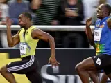 El atleta jamaicano Usain Bolt (dcha) y el estadounidense Tyson Gay en acción durante la prueba de los 100 metros del circuito de la Liga de Diamante.