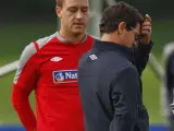 Fabio Capello, seleccionador de Inglaterra, y el central del Chelsea John Terry.