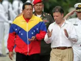 El presidente colombiano, Juan Manuel Santos (d), y su homólogo venezolano, Hugo Chávez (d), en los momentos previos a la reunión .