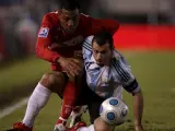El jugador argentino Javier Mascherano (d) disputa el balón con el peruano Luis Ramírez (i)