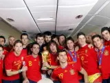 Los jugadores de la selección española de fútbol posan con la Copa del Mundo, en el avión de regreso de Johannesburgo.