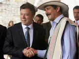 El presidente de Colombia, Juan Manuel Santos (i) saluda a Juan Valdez (d), símbolo de la marca del café colombiano.