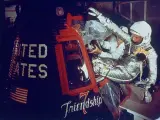 John Glenn, a punto de ser lanzado desde Cabo Cañaveral el Complejo de Lanzamiento 14 para convertirse en el primer estadounidense en orbitar la Tierra. En esta imagen, Glenn entra en su cápsula Friendship 7 con la asistencia de los técnicos para comenzar su vuelo histórico. La NASA ha publicado tres álbumes de viejas fotos.