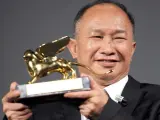 El director chino John Woo muestra su premio León de Oro