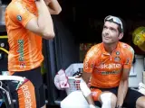 Igor Antón, del Euskaltel Euskadi, habla con su compañero de equipo Gorca Verdugo.