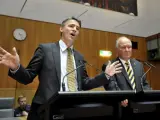 Los diputados australianos independientes Rob Oakeshott y Tony Windsor anuncian su apoyo a apoyar a Julia Gillard.