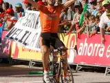 Mikel Nieve celebra el triunfo de etapa.
