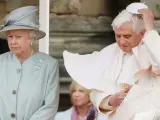 El Papa Benedicto XVI se sujeta el solideo tras ser recibido por la reina Isabel II en el palacio de Holyrood House.