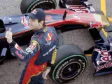 El piloto español de Toro Rosso, Jaime Alguersuari, posa junto a su monoplaza
