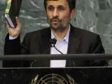 El presidente de Irán, Mahmoud Ahmadinejad, sosteniendo un ejemplar del corán en el inicio de los debates de la 65 Asamblea General de las Naciones Unidas en Nueva York.