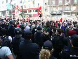 Centenares de sindicalistas cortan la Gran Vía madrileña.