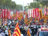 Un gran número de personas participan en la manifestación convocada en Barcelona por los sindicatos con motivo de la huelga general.