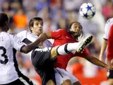 El centrocampista del Valencia CF, David Albelda (c), junto a su compañero Miguel (i), lucha el balón con el centrocampista brasileño del Manchester United, Anderson.