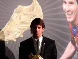 El jugador argentino del FC. Barcelona, Lionel Messi, posa con la Bota de Oro.