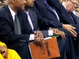 El entrenador de Los Angeles Lakers, Phill Jackson (c), en el banquillo del equipo californiano, durante el partido amistoso ante el Regal FC Barcelona