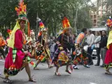 Varios bolivianos, ataviados con sus trajes típicos, este domingo por la tarde en el Paseo del Prado.