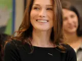 Carla Bruni vuelve a coger el micrófono.