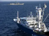 El atunero español 'Alakrana' navega por aguas del Océano Índico, escoltado por las fragatas 'Canarias' y 'Méndez Núñez', en dirección a las Islas Seychelles.