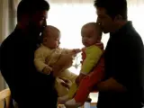 José Y Juán, junto a sus hijos Andrés y Javier, cuando aún no habían cumplido un año, en el salón de su casa.