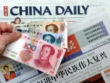 Billetes de yuanes sobre algunos periódicos chinos en Pekín.