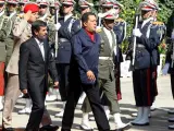 El presidente venezolano, Hugo Chávez (dcha), y su homólogo iraní, Mahmud Ahmadineyad (izq), pasan revista a la guardia de honor.