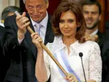 Néstor Kirchner, junto a su esposa y actual mandataria de ese país, Cristina Fernández, durante la toma de posesión de ésta en diciembre de 2007.