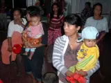 Familias indonesias abandonan sus hogares tras el fuerte terremoto de magnitud 7,5 en la escala Richter.