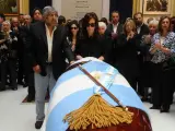 La presidenta de Argentina, Cristina Fernández (c), y el líder sindical Hugo Moyano (i) despiden a Néstor Kirchner en la Casa Rosada.