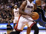 El jugador de los Miami Heat Dwyane Wade (i) supera a Dwight Howard (d) de los Orlando Magic.