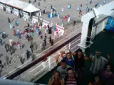 Los ocho activistas en la cubierta del barco, con el despliegue de seguridad marroquí de fondo.