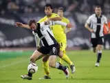 El jugador del Paok Dimtris Salpigidis (i) lucha por el balón con Joan Capdevila (d) del Villarreal.