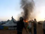 Foto suministrada por activistas saharauis de la intervención de las fuerzas de seguridad marroquíes en el campamento de protesta saharaui de Gdaim Izik.