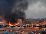 Foto de la quema de las jaimas en el campamento de protesta saharaui de Gdaim Izik.
