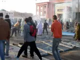 Foto de los disturbios de este lunes en las calles de la ciudad de El Aaiún tras el desmantelamiento del campamento de protesta saharaui de Gdaim Izik.