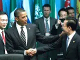 El presidente de EE UU, Barack Obama, saluda a su homólogo surcoreano, Lee Myung-bak.