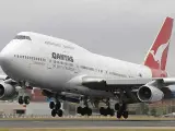 Un avión de la compañía Qantas se dispone a despegar.
