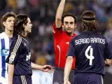 Iturralde enseña la tarjeta roja a Sergio Ramos.
