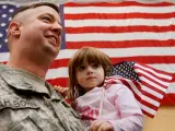 Un soldado de EE UU se despide de sus familiares antes de ir a una misi&oacute;n.