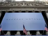 Vista del exterior de la Bolsa de Nueva York, (NYSE), durante la jornada en la que GM ha regresado al parqué.