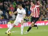 Cristiano Ronaldo, delantero del Real Madrid, controla el balón ante Igor Gabilondo, del Athletic.
