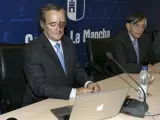 Mariano Barbacid (izquierda) indica que los tumores agresivos tienen una media de cincuenta mutaciones.