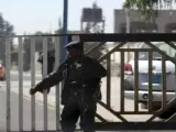 Un agente de seguridad yemení, en una de las puertas del Aeropuerto Internacional de Saná.