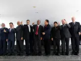 El presidente de Colombia (tercero por la izquierda) y el de Ecuador (quinto por la izquierda), saludan junto con los demás mandatarios de América Latina en la cumbre de la Unión de Naciones Suramericanas (Unasur).