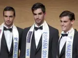 Alberto García (c), posa tras ser coronado como Míster España 2010 junto a los otros dos finalistas.