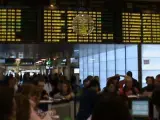 Los pasajeros rellenan las hojas de reclamaci&oacute;n en la T-2 de Barajas tras ver cancelados sus vuelos.